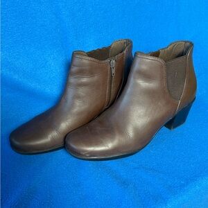 Clark's Ultimate Comfort Collection Brown Leather Ankle Booties Women's Sz 9